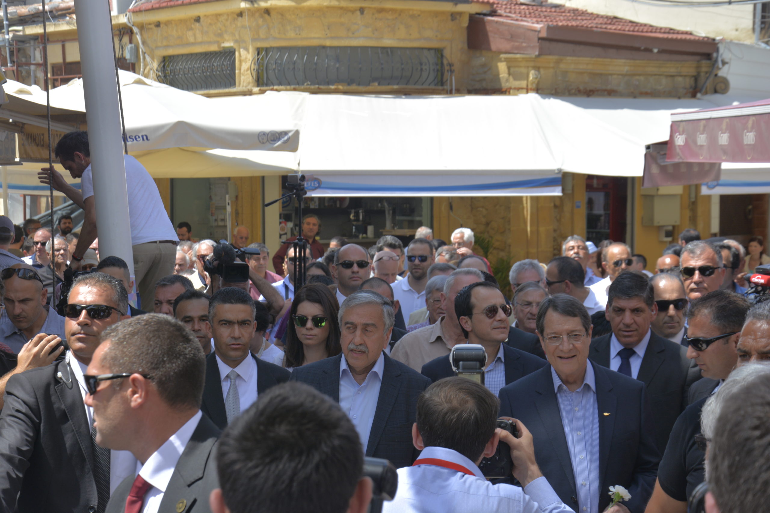 Κλάδος ελιάς από τον Αναστασιάδη στον Ακιντζί – ΦΩΤΟ