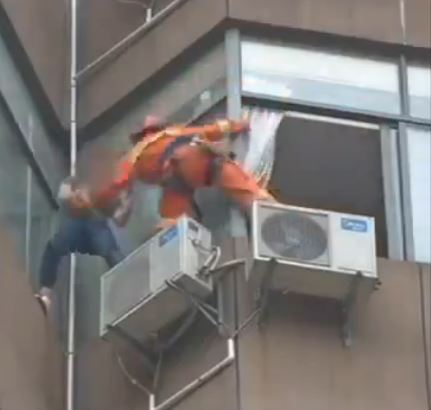 Δραματική διάσωση γυναίκας στην Κίνα – ΒΙΝΤΕΟ