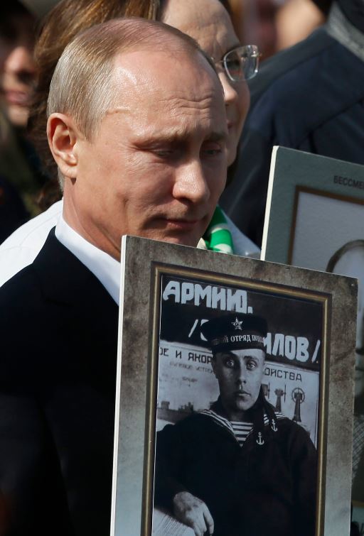 Ο Πούτιν με πορτρέτο του πατέρα του στην Κόκκινη Πλατεία – ΦΩΤΟ