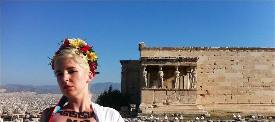 Γυμνόστηθη Femen ποζάρει στην Ακρόπολη – ΦΩΤΟ