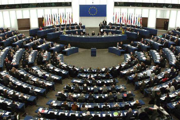 Ο Επίτροπος που ζητά να μιλήσει ο Τσίπρας στο Ευρωκοινοβούλιο