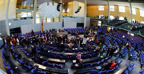 Μην αφήσετε την Ελλάδα να καταρρεύσει, λέει Γερμανός ευρωβουλευτής