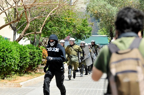 Πέταξαν μολότοφ σε Σύνταγμα και Προπύλαια – ΦΩΤΟ