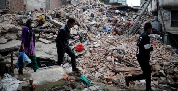 Ξεπέρασαν τις 7.000 οι νεκροί στο Νεπάλ