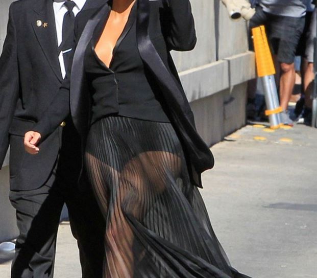 Ποια σταρ εμφανίστηκε με βαθύ ντεκολτέ και διάφανη φούστα; – ΦΩΤΟ