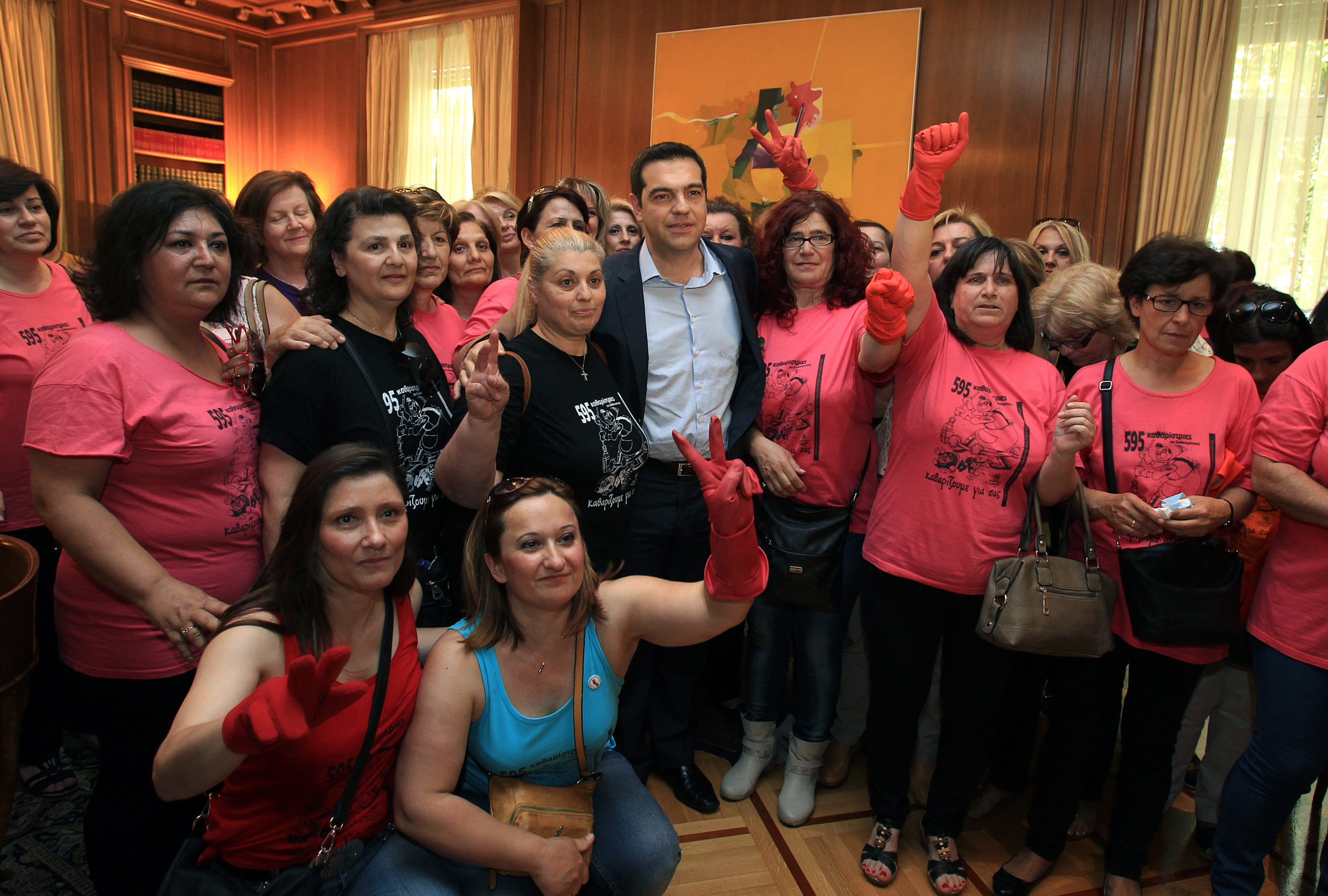 Η ατάκα του Τσίπρα που άφησε… άφωνες τις καθαρίστριες – ΦΩΤΟ