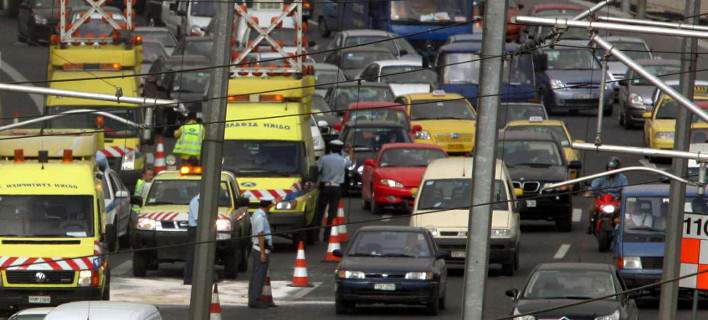 Μποτιλιάρισμα στην Αττική Οδό από τροχαίο με δύο αστυνομικούς τραυματίες