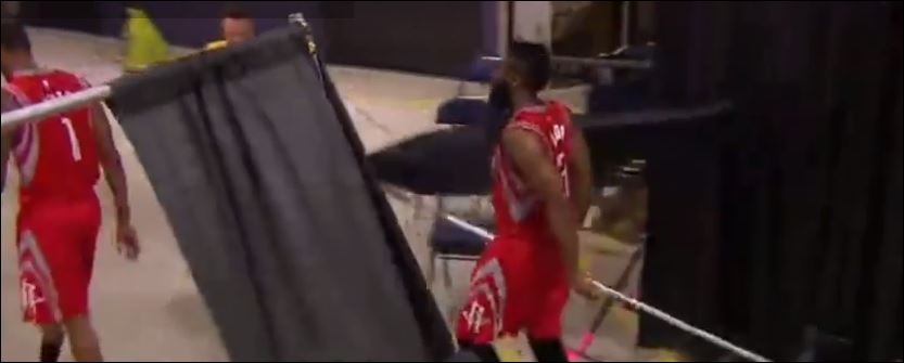 Το ξέσπασμα του Χάρντεν στην… κουρτίνα – ΒΙΝΤΕΟ