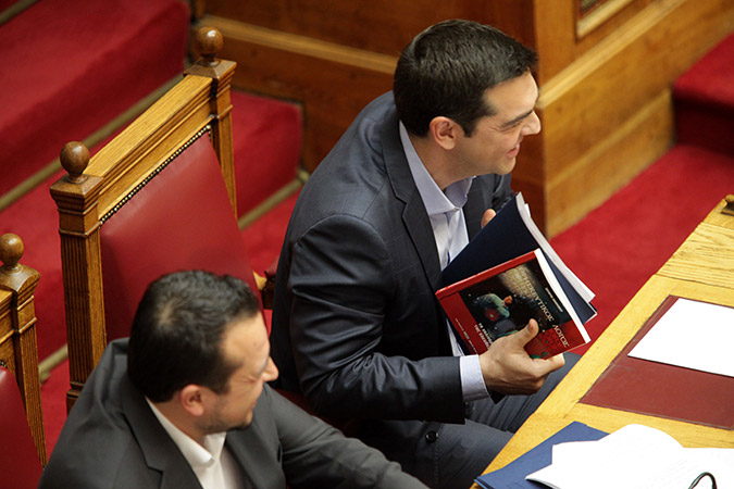 Τι λέει το φιλοσοφικό βιβλίο που κρατούσε ο Τσίπρας στη Βουλή– ΦΩΤΟ
