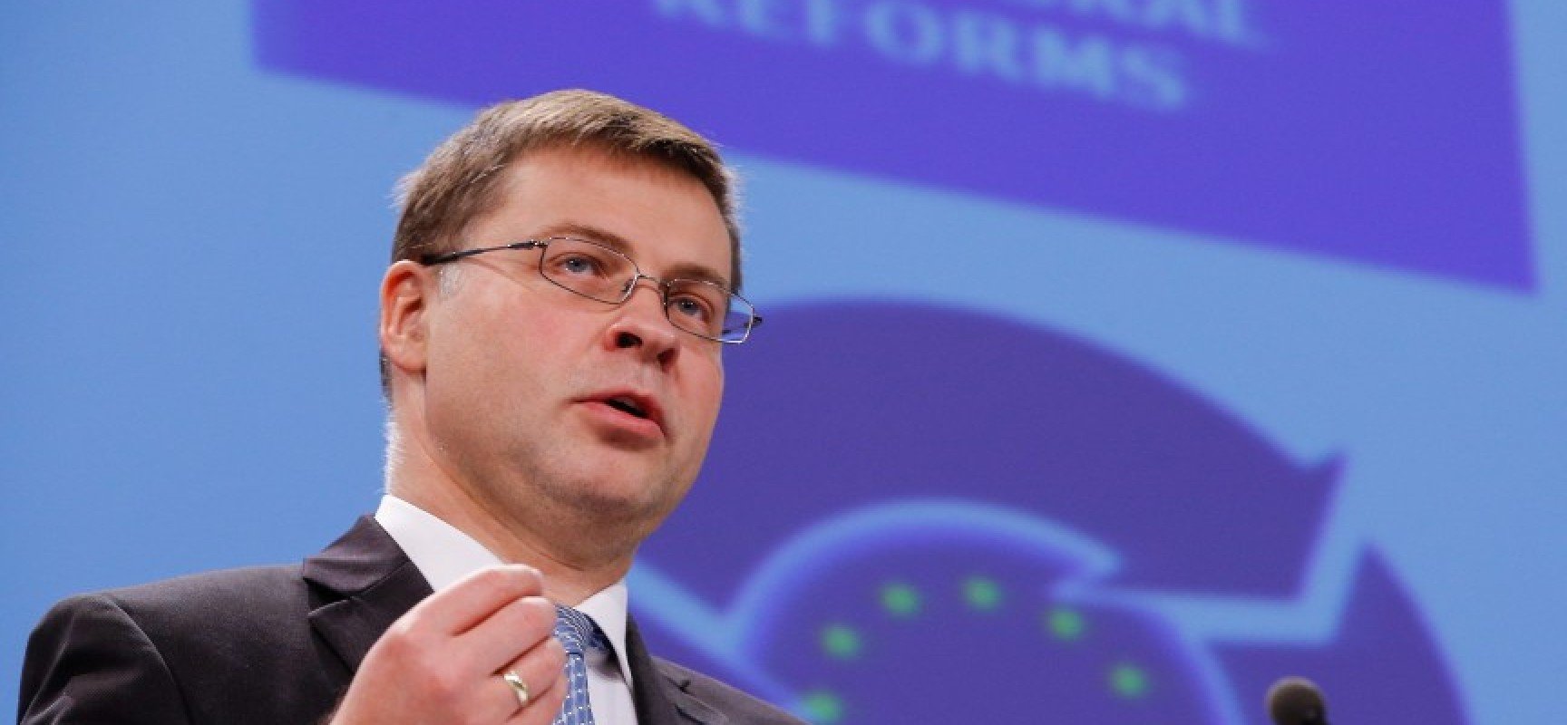 Ντομπρόβσκις :”Δεν συζητάμε για διαγραφή του ελληνικού χρέους”