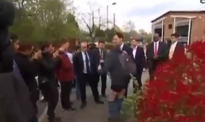 Του ”έπεσε” το παντελόνι… λόγω selfie- ΒΙΝΤΕΟ