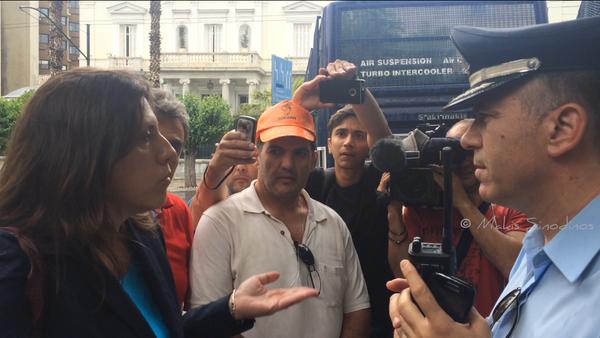 Η επίπληξη της Κωνσταντοπούλου στα ΜΑΤ – ΦΩΤΟ