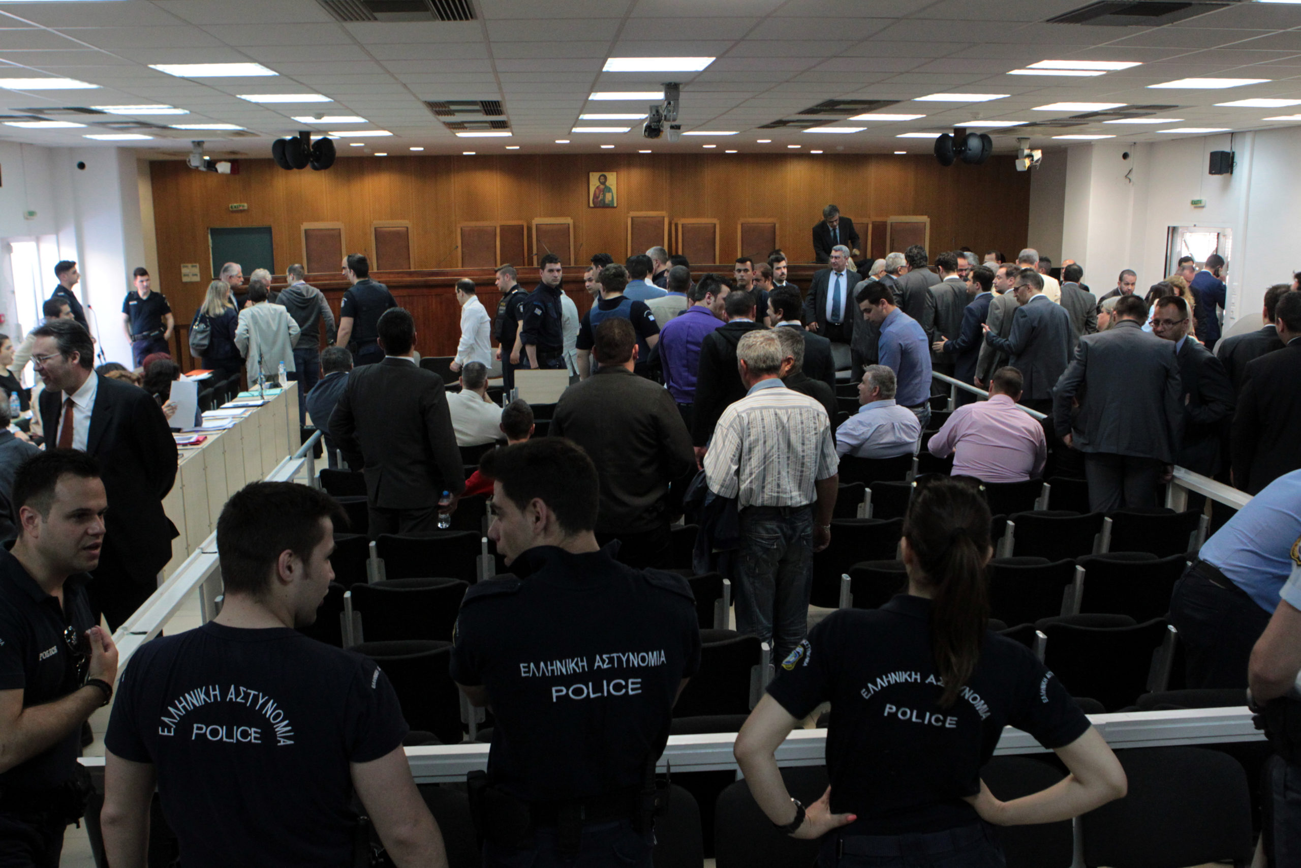 Εικόνες μέσα από τη δίκη της Χρυσής Αυγής- ΦΩΤΟ