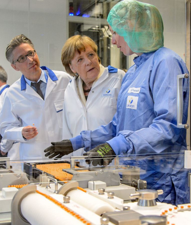 Η Μέρκελ φόρεσε… άσπρη ποδιά – ΦΩΤΟ