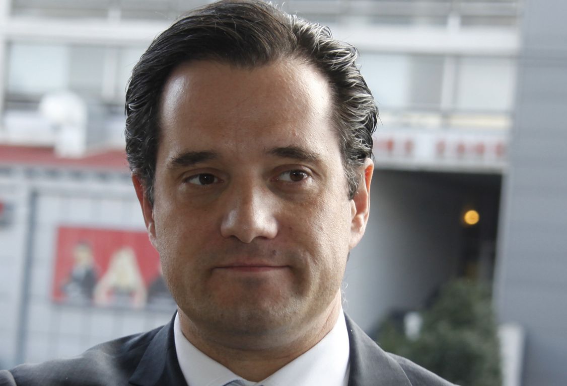 Ο Άδωνις για τον Βαρουφάκη: “Σε άλλη χώρα θα έτρωγε κλήση για το κράνος”