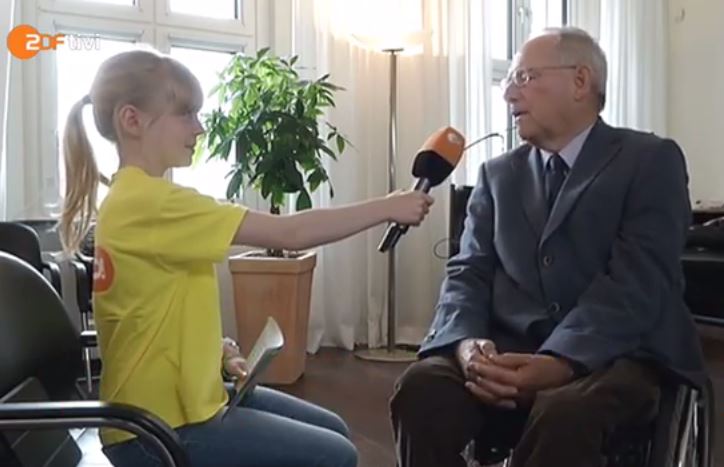 Έτσι θα προσφέρει σοκολατένια ευρώ ο Σόιμπλε στον Βαρουφάκη – ΒΙΝΤΕΟ