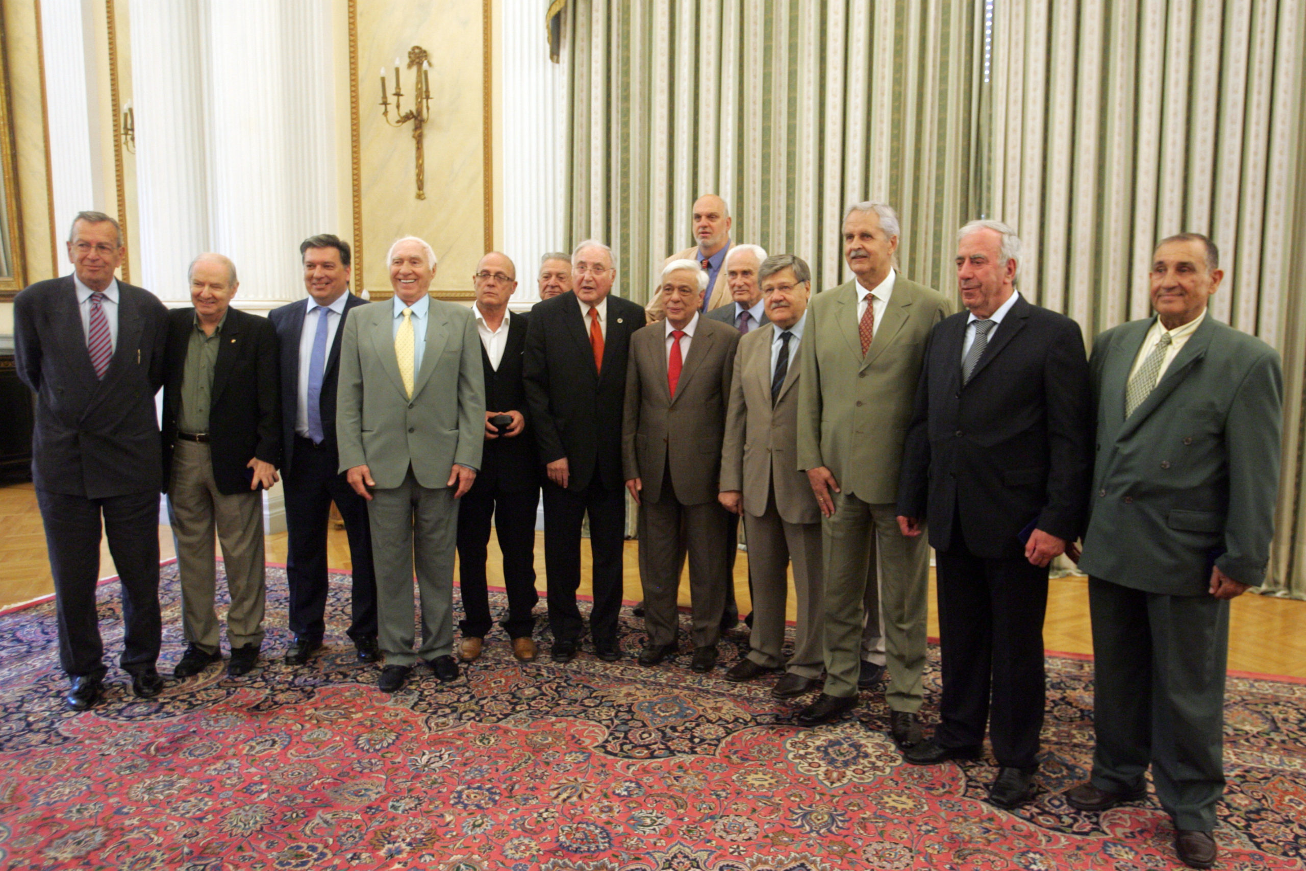 Τους βετεράνους του μπάσκετ υποδέχθηκε ο Παυλόπουλος – ΦΩΤΟ