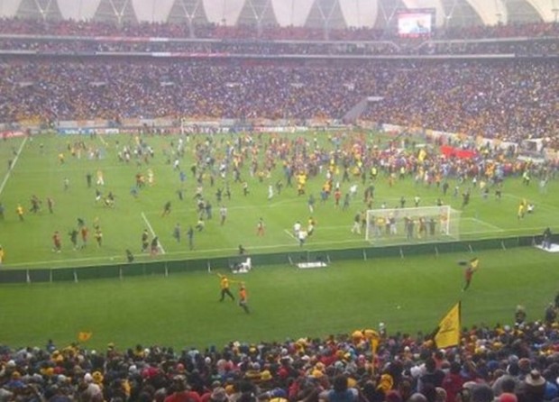 Νεκρός οπαδός από πυρά αστυνομικού στη Νότιο Αφρική- BINTEO