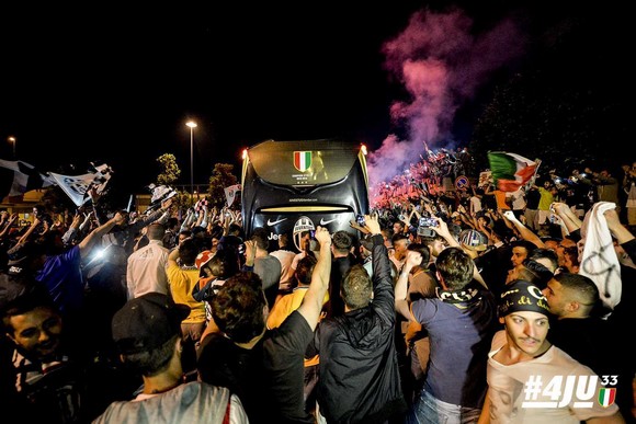 Υποδοχή ηρώων για τους θριαμβευτές του Μπερναμπέου – ΦΩΤΟ