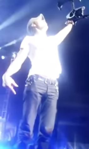 Ο τραυματισμός του Ενρίκε Ιγκλέσιας στη σκηνή – ΒΙΝΤΕΟ