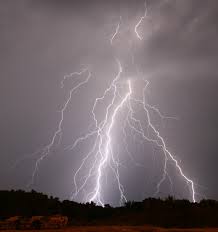 Αυτά συμβαίνουν στον άνθρωπο εάν τον χτυπήσει κεραυνός