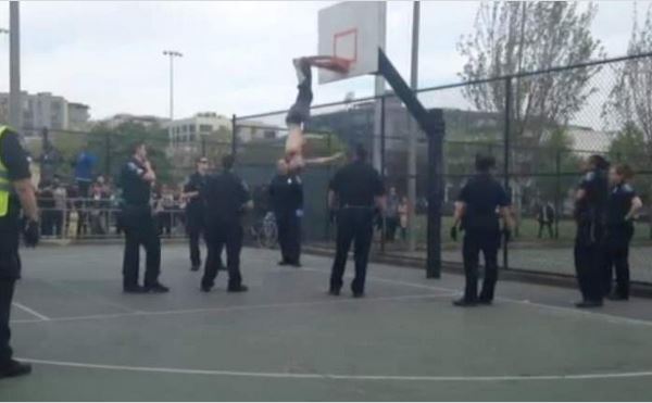 Η αστυνομία τον ξεκρέμασε από μπασκέτα – ΒΙΝΤΕΟ