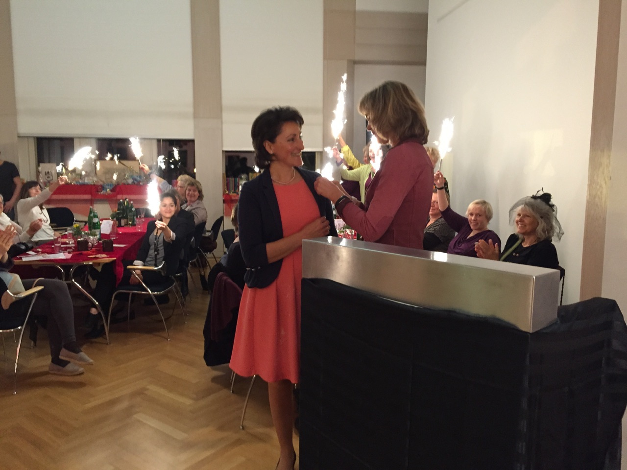 Γερμανοί βράβευσαν Ελληνίδα για την προσφορά της – ΦΩΤΟ