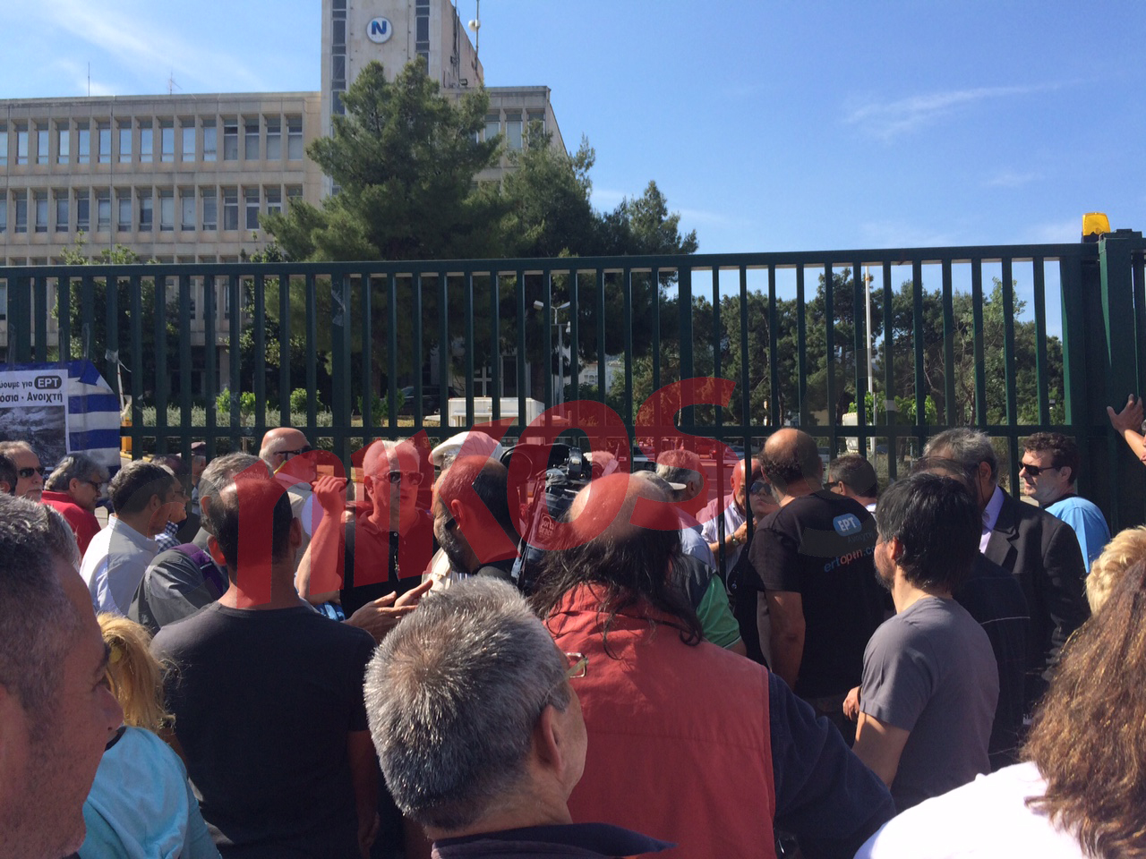 ΤΩΡΑ – Εργαζόμενοι της ΕΡΤ έξω από το ραδιομέγαρο – “Θέλουμε να μπούμε να δουλέψουμε” – ΦΩΤΟ