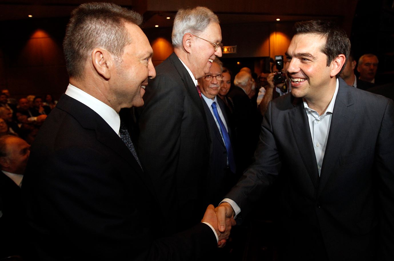 Τα χαμόγελα του Πρωθυπουργού με τον Στουρνάρα – ΦΩΤΟ