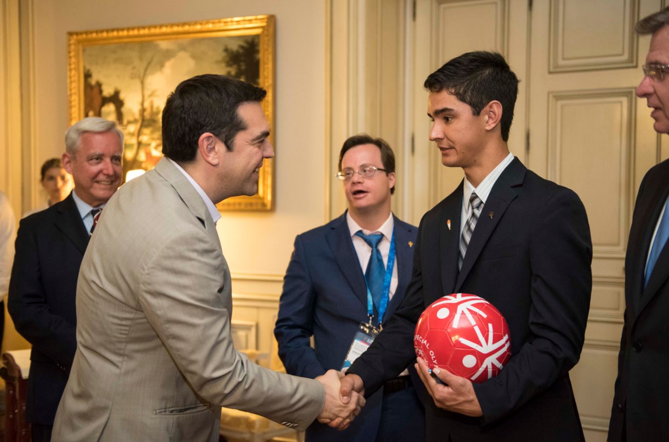 Το δώρο της αντιπροσωπείας των Special Olympics στον Τσίπρα – ΦΩΤΟ
