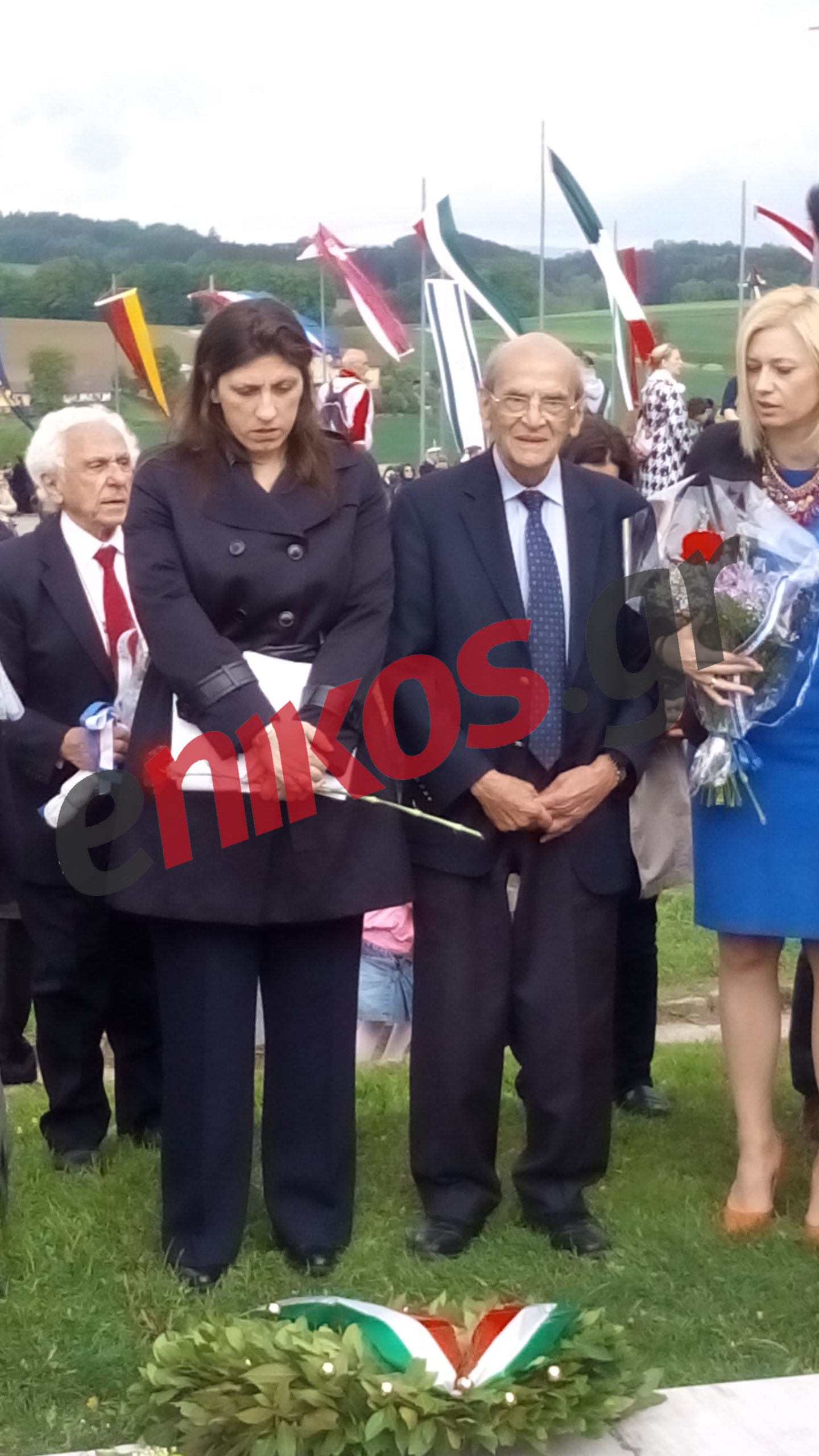 Κωνσταντοπούλου και Μακρή στο μνημείο του Μαουτχάουζεν – ΦΩΤΟ