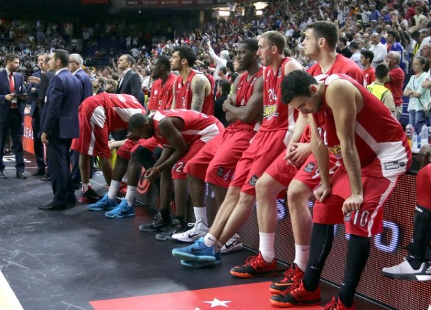 Τα δακρυσμένα πρόσωπα στον πάγκο του Ολυμπιακού – ΒΙΝΤΕΟ