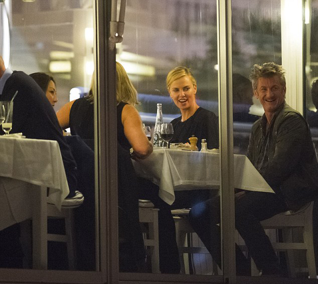 Καυτά φιλιά στις Κάννες για Πεν και Θερόν – ΦΩΤΟ