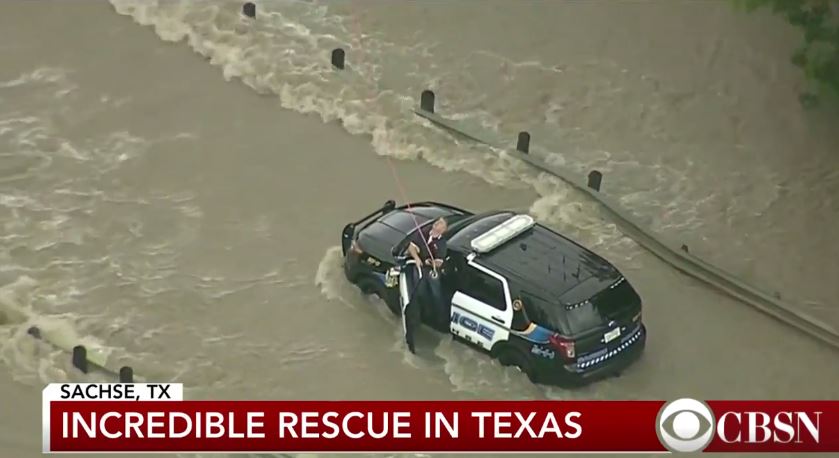 Διάσωση αστυνομικού στις πλημμύρες στο Τέξας – ΒΙΝΤΕΟ