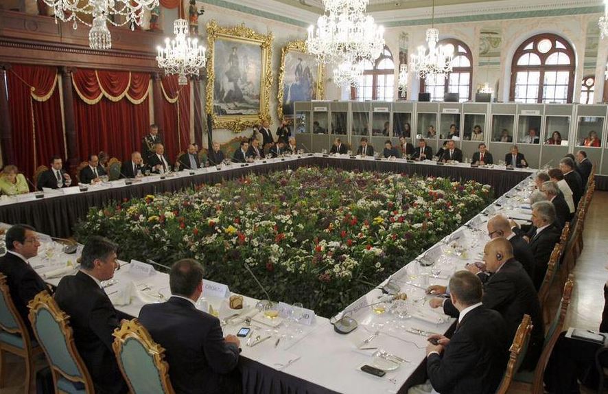 Επτά πιάτα ανάμεσα σε Μέρκελ και Τσίπρα – η ΦΩΤΟ του δείπνου που έγινε viral