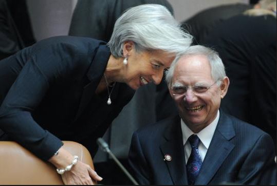 Πόκερ και μπλόφες Σόιμπλε-Λαγκάρντ-Ντράγκι για “μόλυνση Grexit”