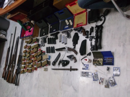 Είχε ολόκληρο «οπλοστάσιο» στο σπίτι του- ΦΩΤΟ