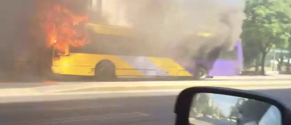 Έβαλαν φωτιά σε τρόλεϊ στο Πολυτεχνείο – ΦΩΤΟ