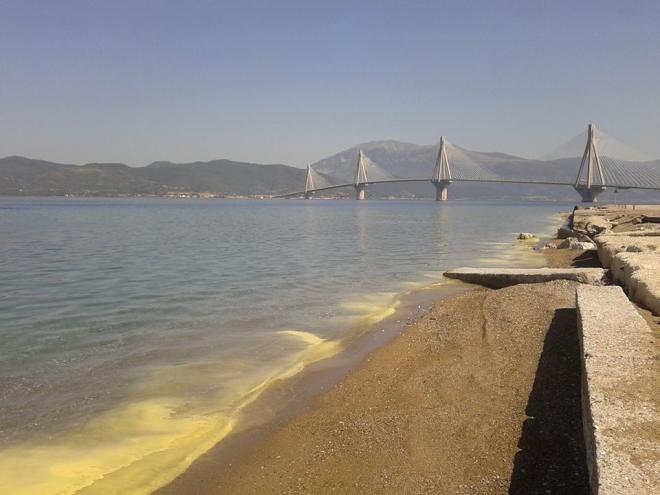 Κίτρινη ουσία “χρωμάτισε” τον Πατραϊκό κόλπο – ΒΙΝΤΕΟ