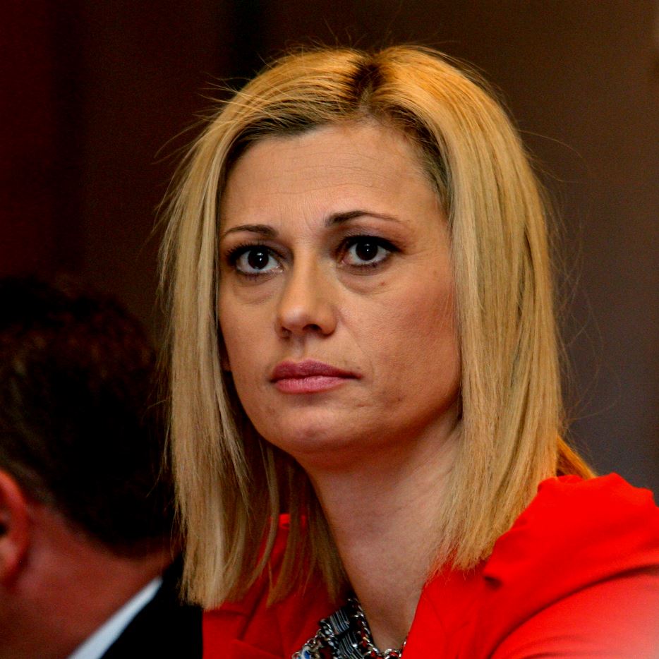 Η Ραχήλ Μακρή χορεύει ποντιακά πάνω σε μια καρέκλα – ΒΙΝΤΕΟ