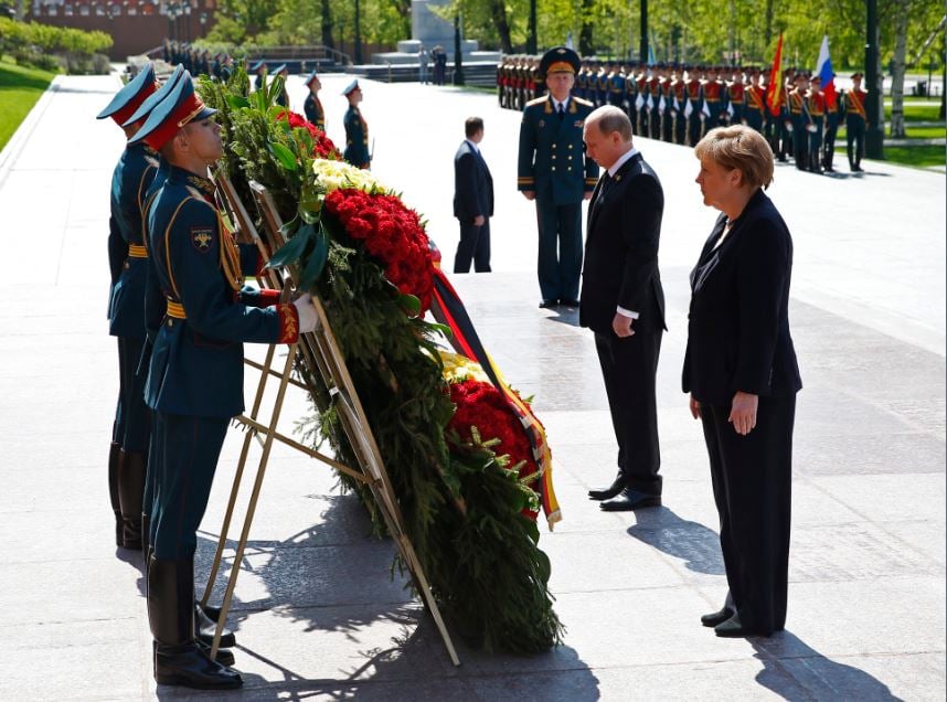 Η Μέρκελ τίμησε στη Μόσχα τη μνήμη των νεκρών του Β΄ Παγκοσμίου Πολέμου – ΦΩΤΟ