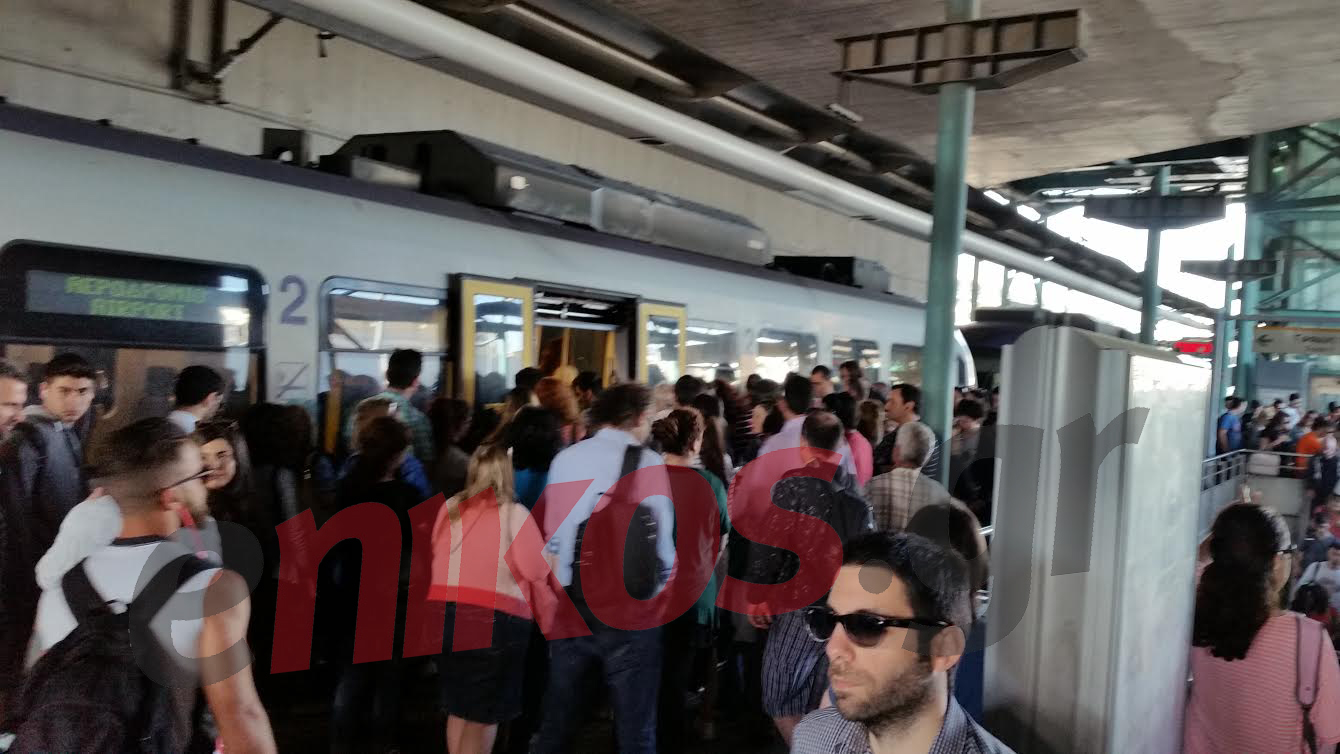 Γέμισαν οι αποβάθρες του προαστιακού – ΦΩΤΟ