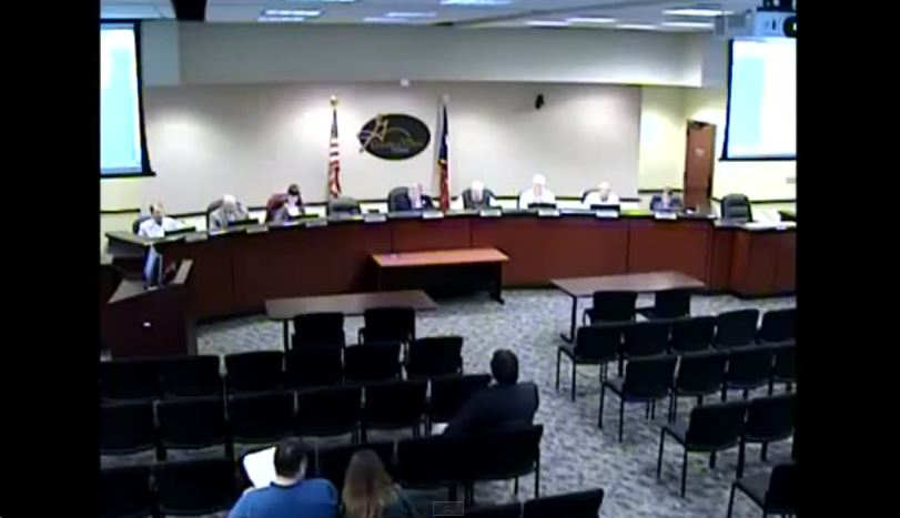 Ο δήμαρχος πήγε τουαλέτα μαζί με το ανοιχτό μικρόφωνο – ΒΙΝΤΕΟ