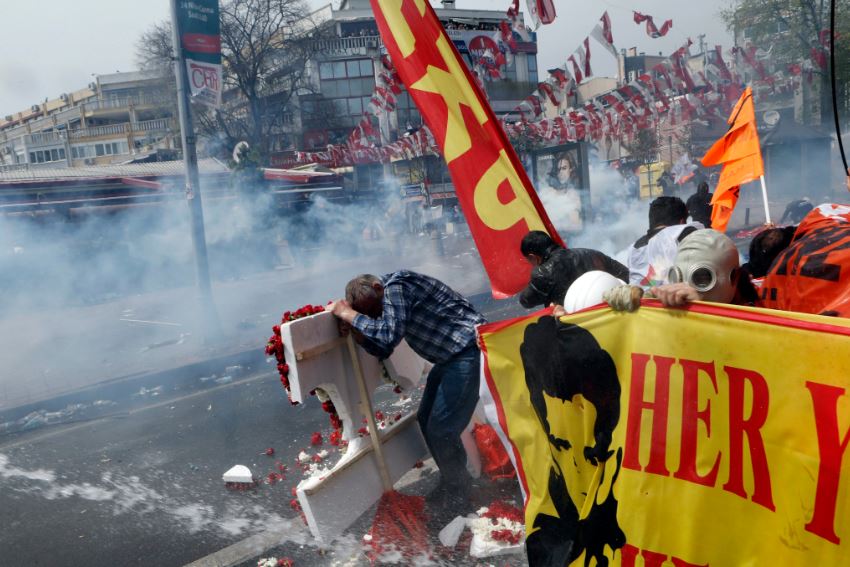 ΦΩΤΟ από τα επεισόδια στην πλατεία Ταξίμ
