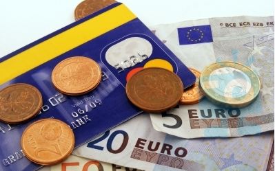 Η Ελλάδα δεν γλιτώνει από το πλαστικό χρήμα