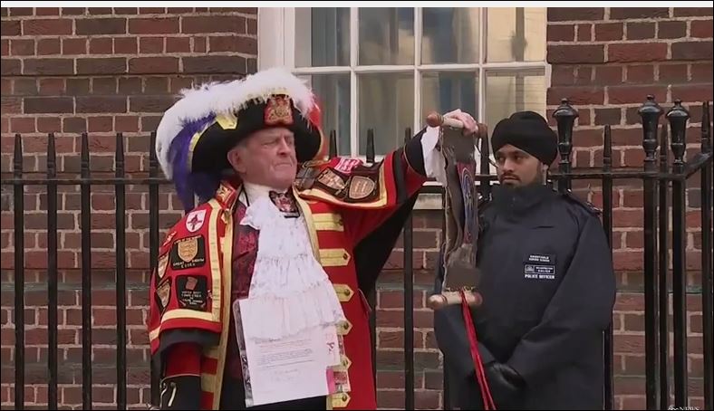 Ο ντελάλης αναγγέλλει τη γέννηση της πριγκίπισσας – ΒΙΝΤΕΟ