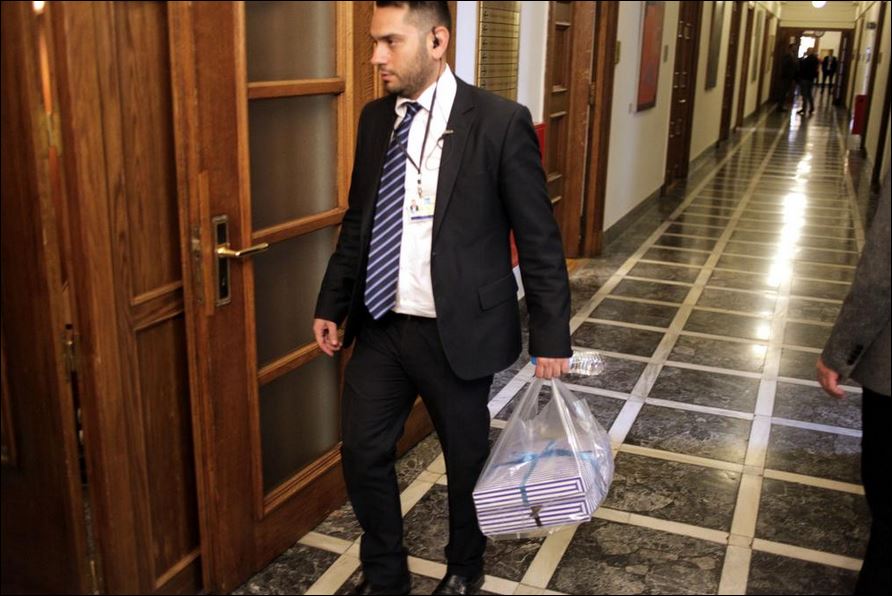 “Γλύκανε” το Κοινοβούλιο ο Καμμένος – ΦΩΤΟ