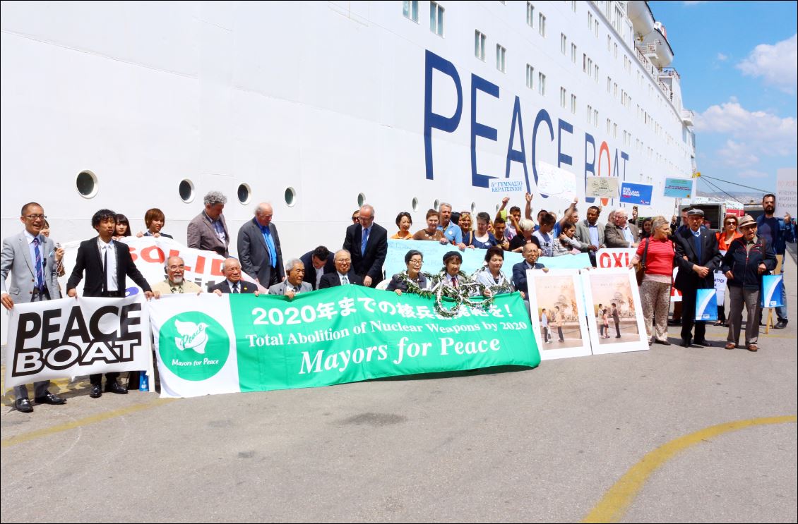 Το “Πλοίο της Ειρήνης” κατέπλευσε στον Πειραιά – ΦΩΤΟ