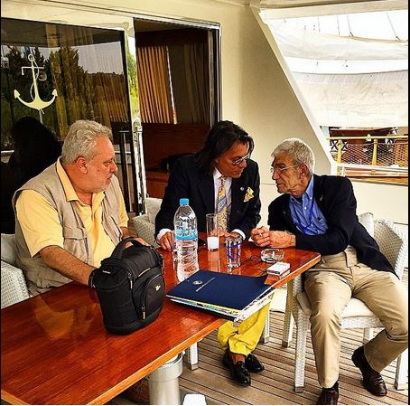 Ψινάκης και Μπουτάρης “τα είπανε” πίνοντας ουζάκι σε σκάφος – ΦΩΤΟ