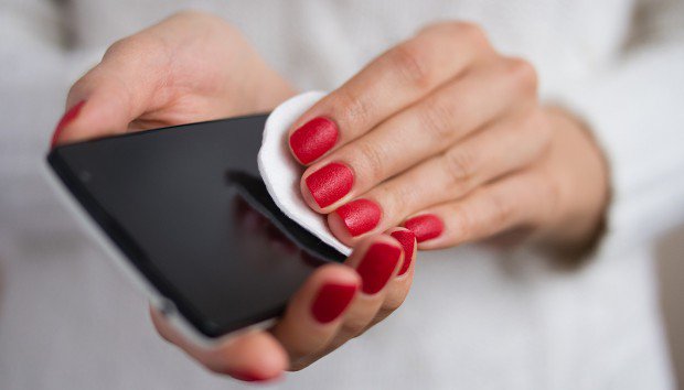 4 πράγματα στο σπίτι που καθαρίζουν και απολυμαίνουν το κινητό σας